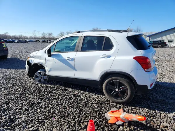KL7CJPSM2NB520485 2022 CHEVROLET TRAX - Image 2