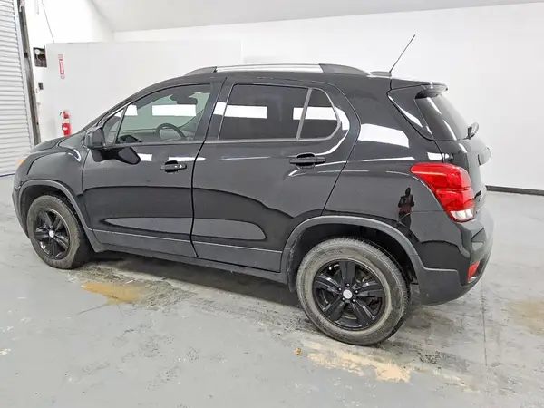 KL7CJPSM3MB366819 2021 CHEVROLET TRAX - Image 2