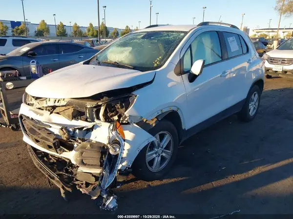 KL7CJPSM3MB371650 2021 CHEVROLET TRAX - Image 2