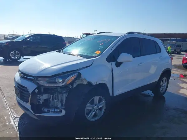KL7CJPSM5MB364747 2021 CHEVROLET TRAX - Image 2