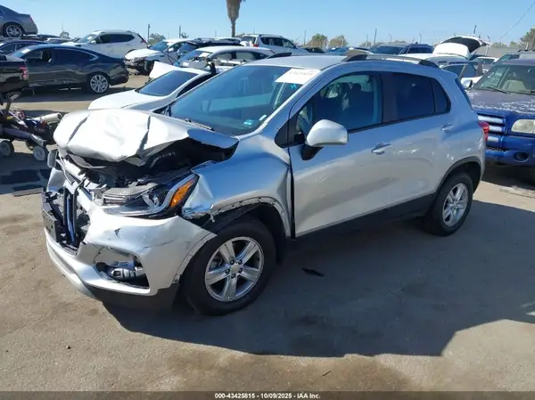 KL7CJPSM6MB372548 2021 CHEVROLET TRAX - Image 2