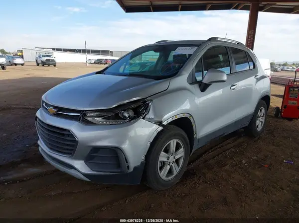 KL7CJPSM7NB520207 2022 CHEVROLET TRAX - Image 2