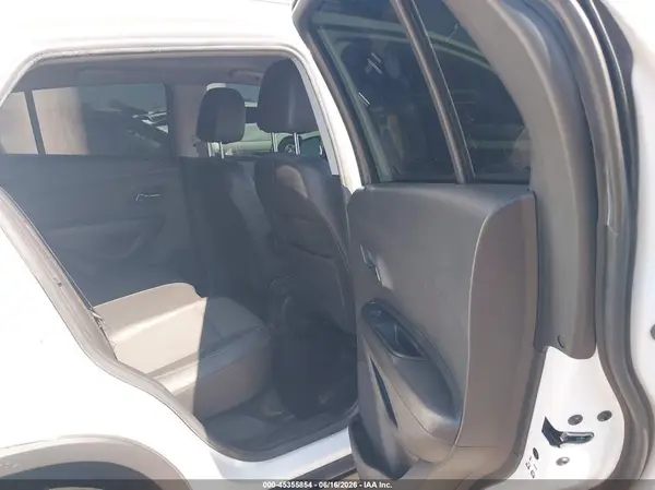 KL7CJPSM7NB556575 2022 CHEVROLET TRAX - Image 8