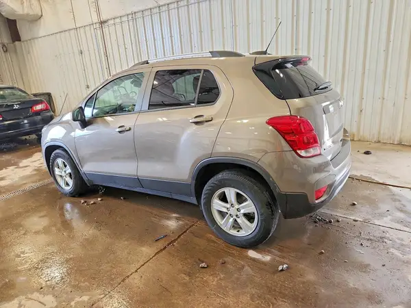 KL7CJPSM7NB556625 2022 CHEVROLET TRAX - Image 2