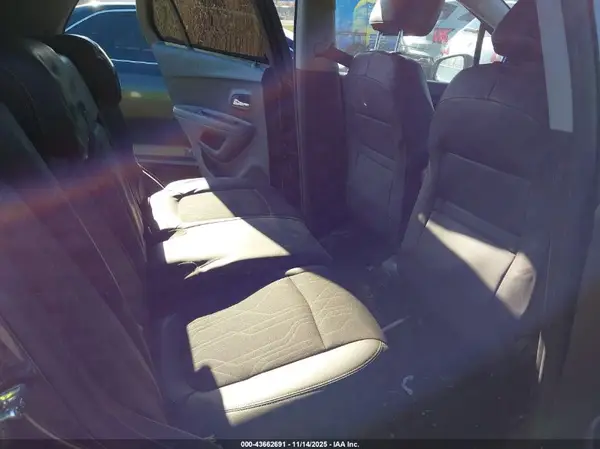 KL7CJPSM7NB560335 2022 CHEVROLET TRAX - Image 8