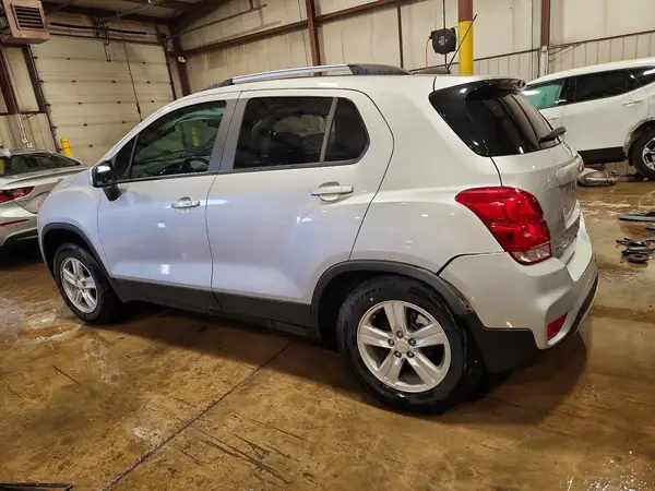 KL7CJPSM7NB568175 2022 CHEVROLET TRAX - Image 2