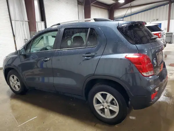 KL7CJPSM8MB366475 2021 CHEVROLET TRAX - Image 2