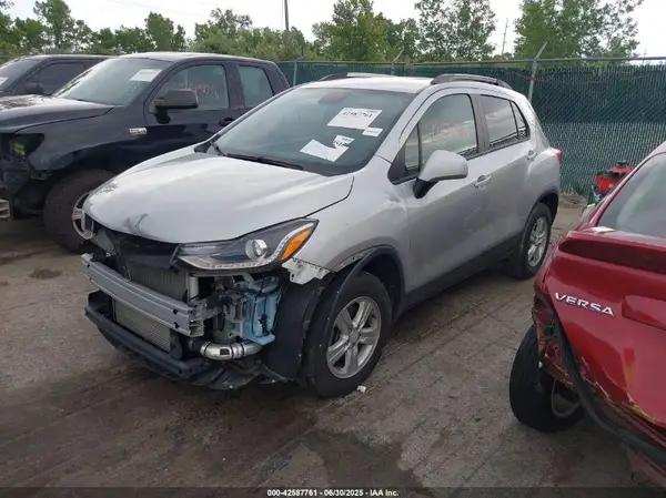 KL7CJPSM8MB369358 2021 CHEVROLET TRAX - Image 2