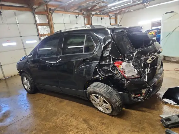KL7CJPSM8MB369456 2021 CHEVROLET TRAX - Image 2