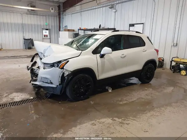 KL7CJPSM8MB370588 2021 CHEVROLET TRAX - Image 2