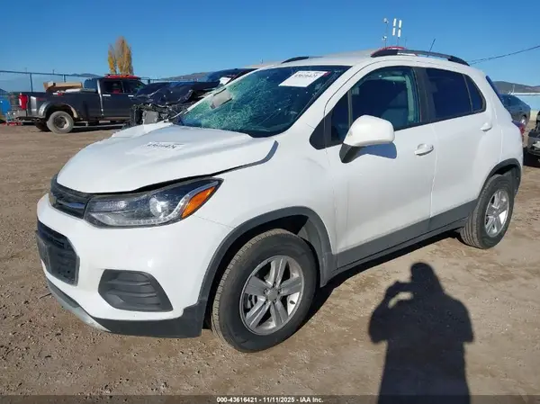 KL7CJPSM8NB569481 2022 CHEVROLET TRAX - Image 2