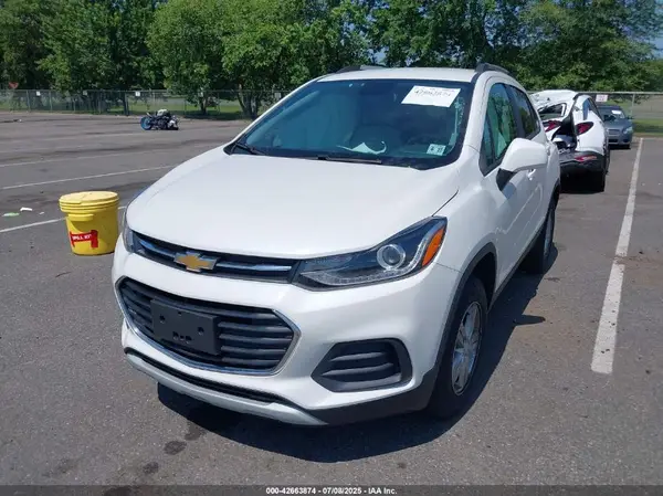 KL7CJPSM9NB532682 2022 CHEVROLET TRAX - Image 2