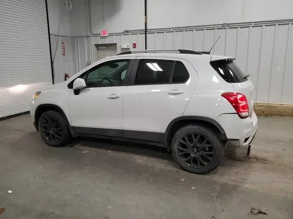 KL7CJPSM9NB561812 2022 CHEVROLET TRAX - Image 2
