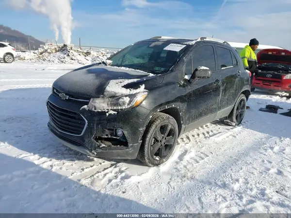 KL7CJRSB0JB667070 2018 CHEVROLET TRAX - Image 2