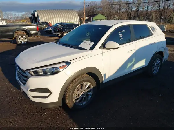 KM8J23A43JU768109 2018 HYUNDAI TUCSON - Image 2