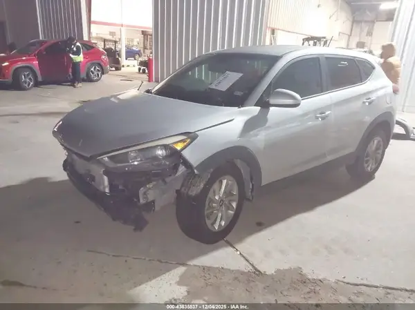 KM8J23A44HU565675 2017 HYUNDAI TUCSON - Image 2