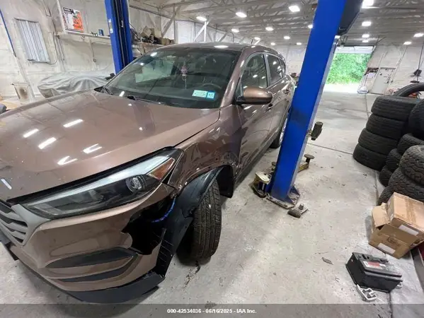 KM8J23A47HU268187 2017 HYUNDAI TUCSON - Image 2