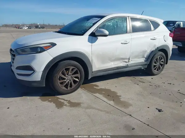 KM8J23A49HU569401 2017 HYUNDAI TUCSON - Image 2