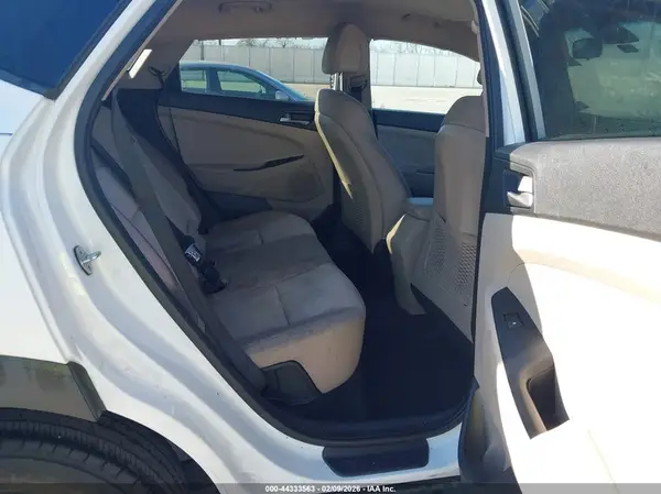 KM8J23A49HU569401 2017 HYUNDAI TUCSON - Image 8