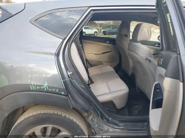 KM8J23A4XHU527450 2017 HYUNDAI TUCSON - Image 8