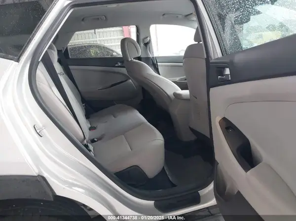KM8J23A4XHU555569 2017 HYUNDAI TUCSON - Image 8