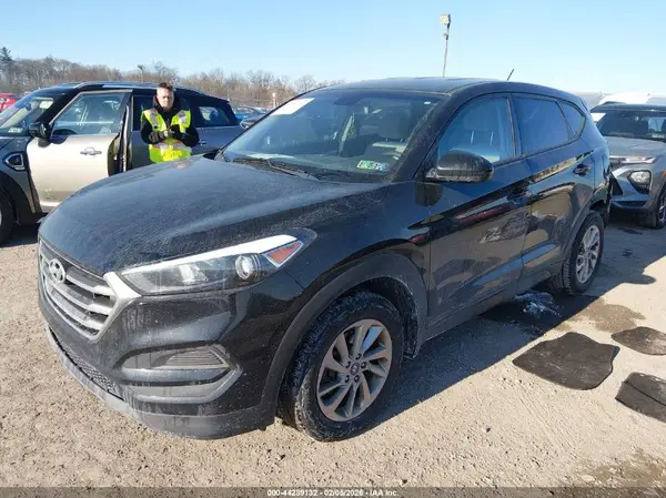 KM8J2CA40JU713794 2018 HYUNDAI TUCSON - Image 2