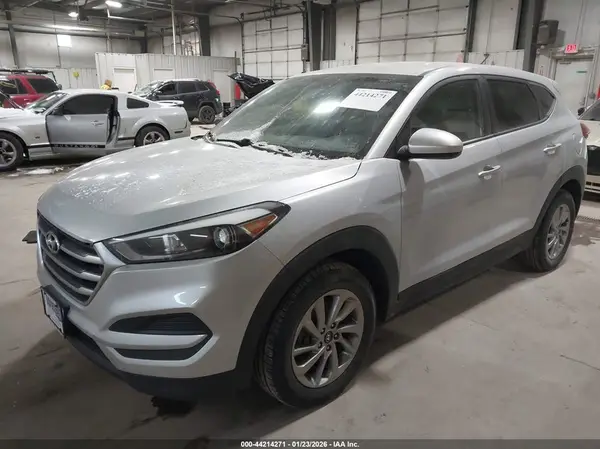 KM8J2CA40JU778953 2018 HYUNDAI TUCSON - Image 2
