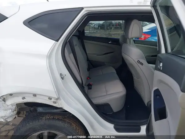 KM8J2CA40JU797731 2018 HYUNDAI TUCSON - Image 8