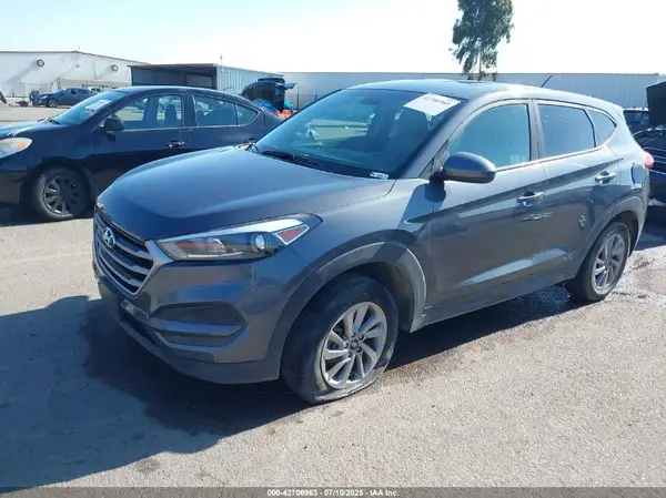 KM8J2CA40JU824295 2018 HYUNDAI TUCSON - Image 2