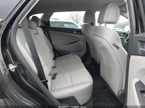 KM8J2CA40JU825575 2018 HYUNDAI TUCSON - Image 8