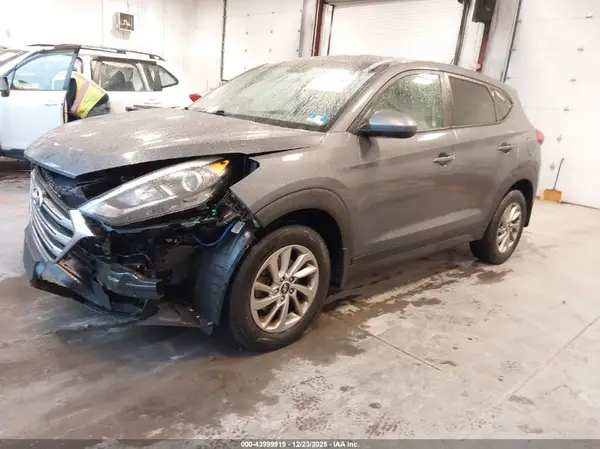 KM8J2CA41JU647191 2018 HYUNDAI TUCSON - Image 2