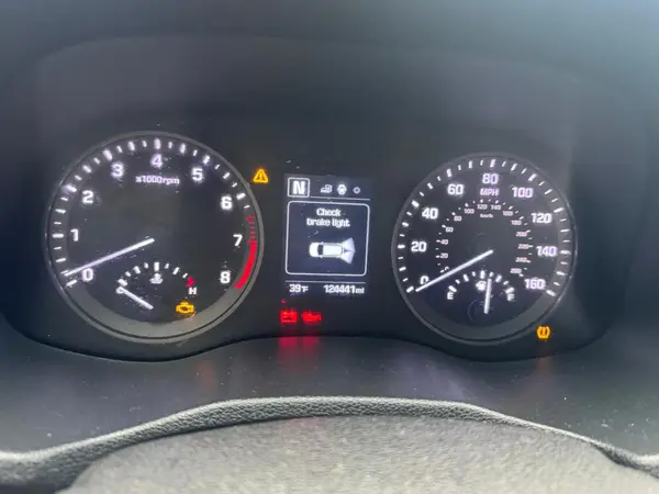 KM8J2CA41JU683690 2018 HYUNDAI TUCSON - Image 8