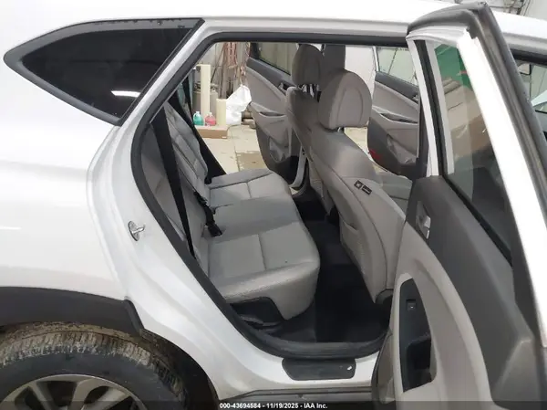 KM8J2CA41JU776760 2018 HYUNDAI TUCSON - Image 8
