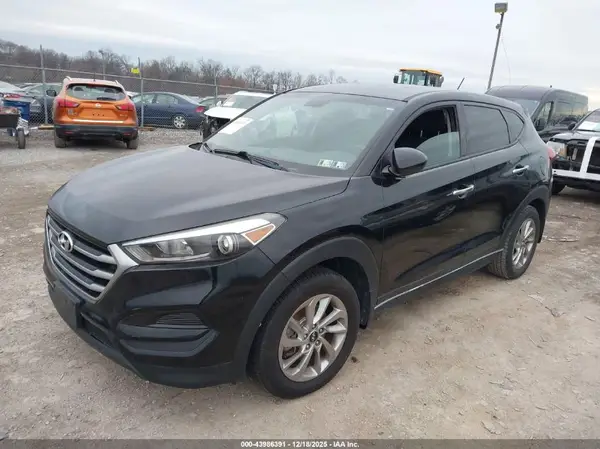 KM8J2CA42JU700366 2018 HYUNDAI TUCSON - Image 2
