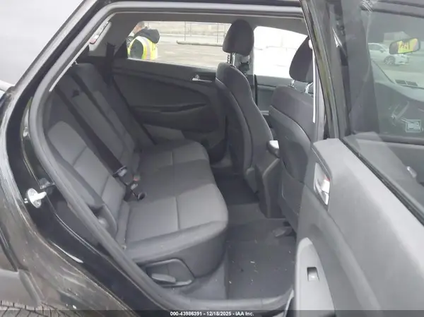 KM8J2CA42JU700366 2018 HYUNDAI TUCSON - Image 8