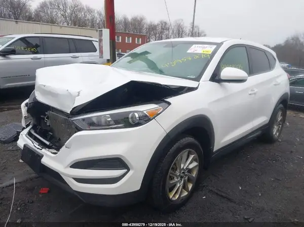 KM8J2CA43JU703504 2018 HYUNDAI TUCSON - Image 2
