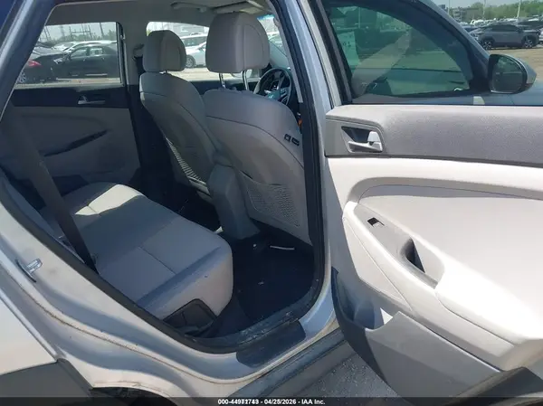 KM8J2CA44JU655866 2018 HYUNDAI TUCSON - Image 8