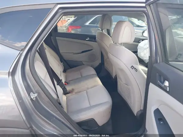 KM8J2CA44JU657567 2018 HYUNDAI TUCSON - Image 8