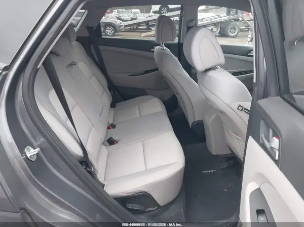 KM8J2CA44JU659061 2018 HYUNDAI TUCSON - Image 8