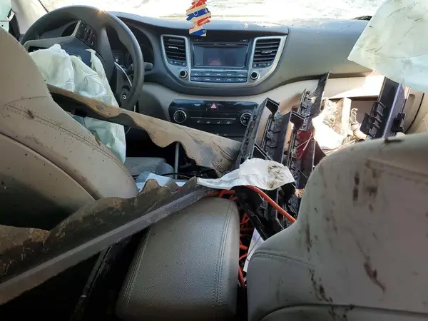KM8J2CA44JU828219 2018 HYUNDAI TUCSON - Image 8