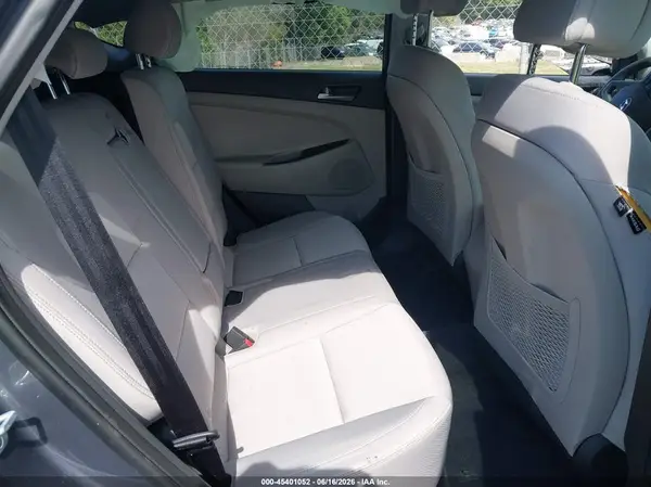 KM8J2CA45JU611326 2018 HYUNDAI TUCSON - Image 8