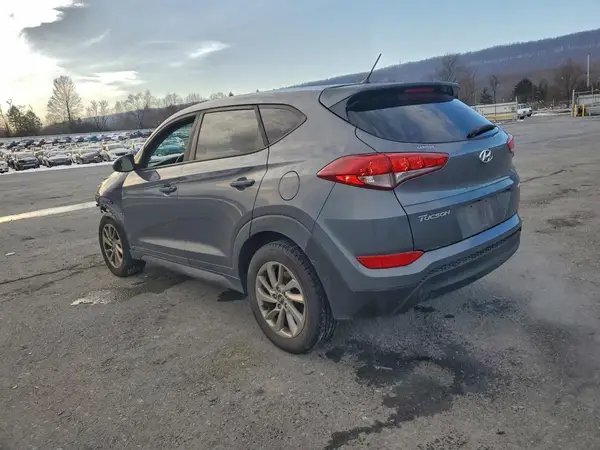 KM8J2CA45JU675981 2018 HYUNDAI TUCSON - Image 2