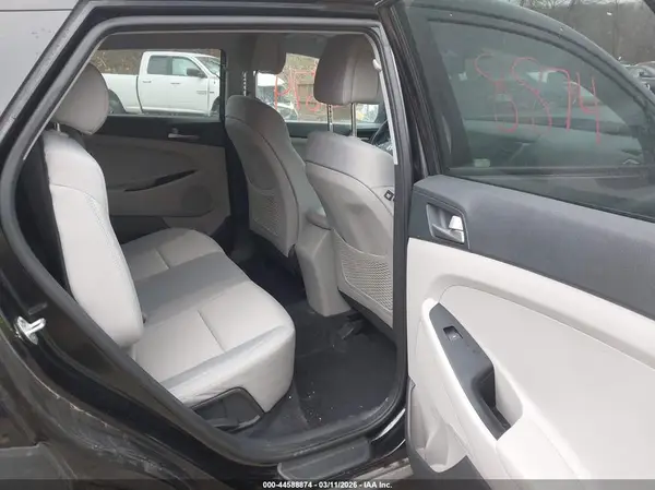 KM8J2CA45JU821411 2018 HYUNDAI TUCSON - Image 8