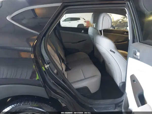 KM8J2CA46JU656260 2018 HYUNDAI TUCSON - Image 8