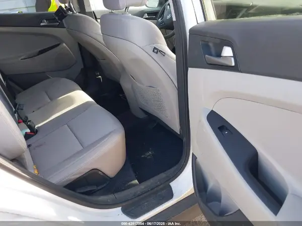 KM8J2CA46JU741924 2018 HYUNDAI TUCSON - Image 8