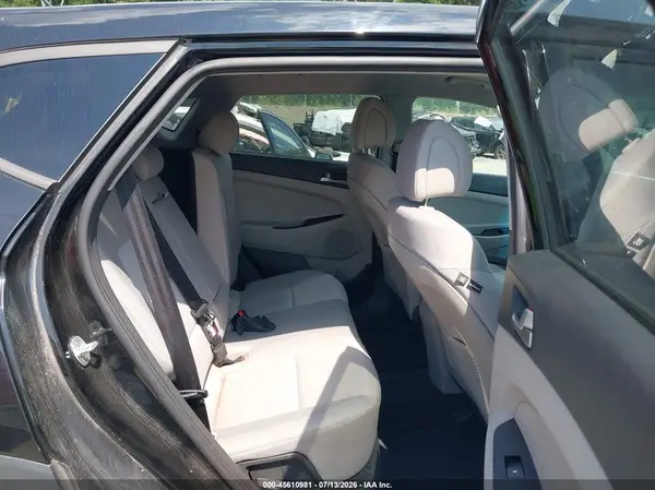 KM8J2CA46JU779959 2018 HYUNDAI TUCSON - Image 8
