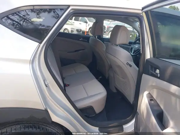 KM8J2CA47JU657322 2018 HYUNDAI TUCSON - Image 8