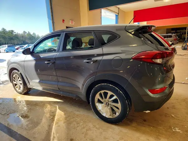 KM8J2CA47JU658373 2018 HYUNDAI TUCSON - Image 2