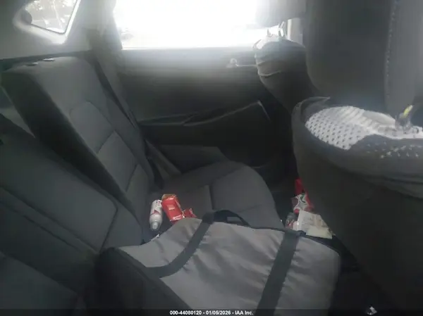 KM8J2CA47JU670040 2018 HYUNDAI TUCSON - Image 8