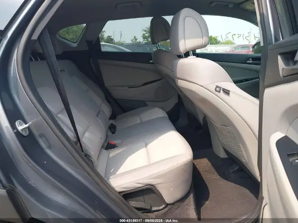 KM8J2CA47JU742239 2018 HYUNDAI TUCSON - Image 8